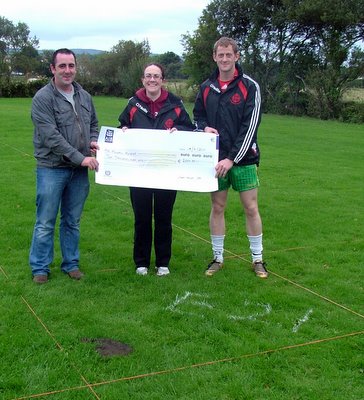 Cow Pat Challenge Winner presented with 2000 Euro&nbsp;cheque